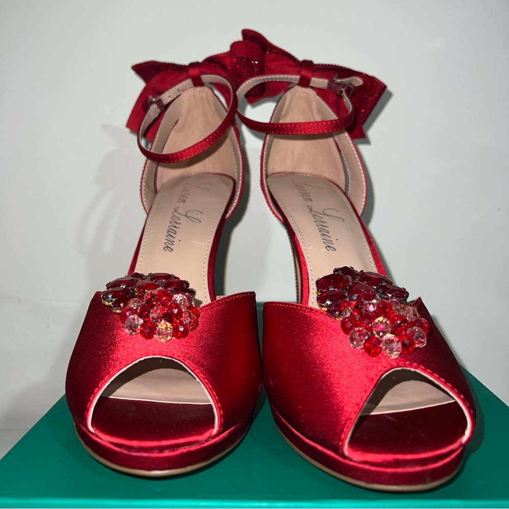Quick sale on ”The Closet”
Size 10- NEVER WORN.
Candy Apple Red